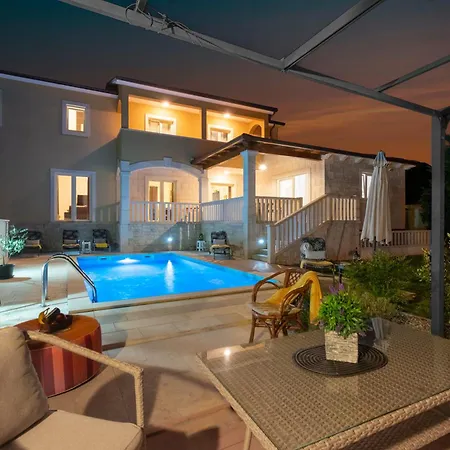 Holiday home Mit Eingezaeuntem Garten Und Panoramablick Tinjan