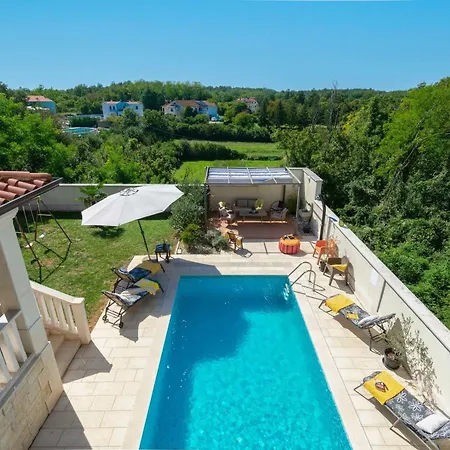Mit Eingezaeuntem Garten Und Panoramablick * Tinjan