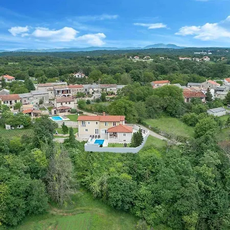 Mit Eingezaeuntem Garten Und Panoramablick * Tinjan