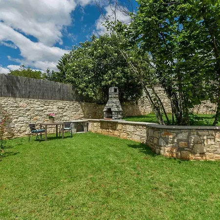 Mit Eingezaeuntem Garten Und Panoramablick *