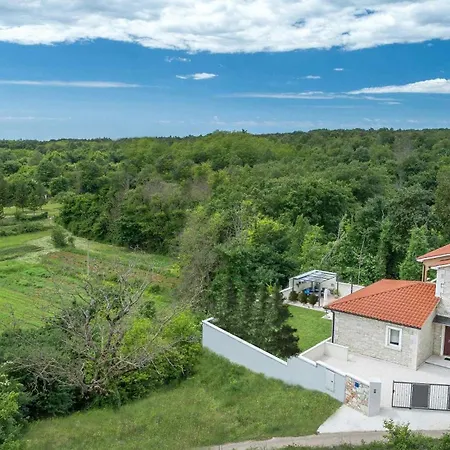 Mit Eingezaeuntem Garten Und Panoramablick *