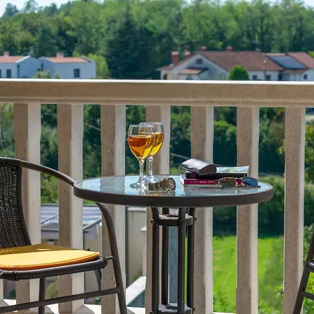 Mit Eingezaeuntem Garten Und Panoramablick * Tinjan